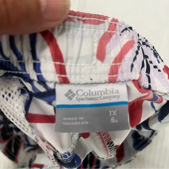 Columbia Women's Shorts with Red and Blue Leaf Pattern - Picture 5 of 6
